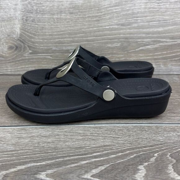 Crocs Sanrah Metallic Disc Women’s Size 7 Black Rubber Wedge Flip Flop Sandals - Picture 3 of 10